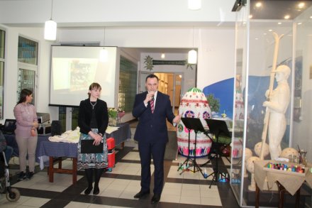 Uroczyste powitanie gości Wernisażu przez Sekretarza Miasta Wisła Sylwestra Foltyna