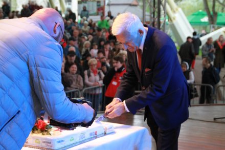 Profesor Jerzy Buzek zmaga się z urodzinowym tortem TVS