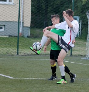 Walka o piłkę podczas środowego spotkania