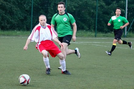 Otton Karas (biała koszulka) zagrywa piłkę