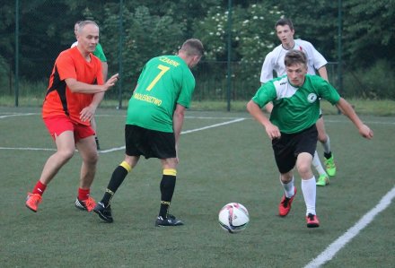 Michał Raszka (przy piłce) rusza do kontrataku