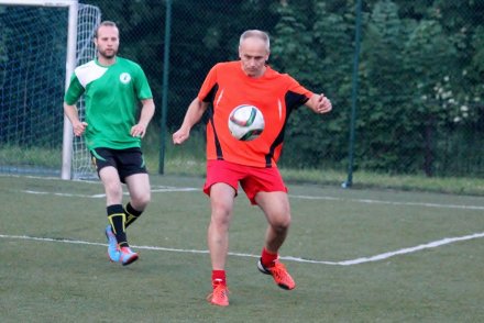 Zbigniew Wrzecionko przyjmuje futbolówkę