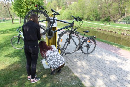 Samoobsługowa rowerowa stacja naprawcza