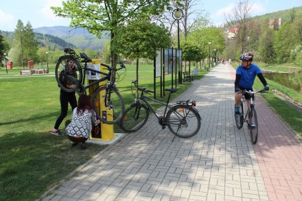 Samoobsługowa rowerowa stacja naprawcza
