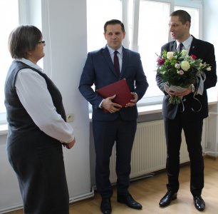 Burmistrz i przewodniczący RM dziękują Annie Bujok za wieloletnią pracę