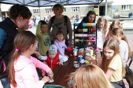 Warsztaty z zaplatania sznureczków