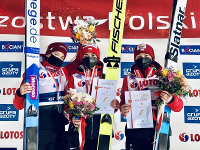 Nagrodzone zawodniczki wśród kobiet - Nicole Konderla pośrodku