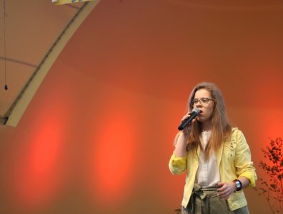 Uczestniczka Festiwalu Piosenki "Nasza Szansa"