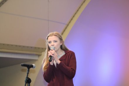 Uczestniczka Festiwalu Piosenki "Nasza Szansa"