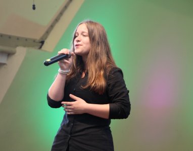 Uczestniczka Festiwalu Piosenki "Nasza Szansa"