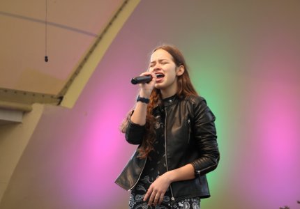 Uczestniczka Festiwalu Piosenki "Nasza Szansa"