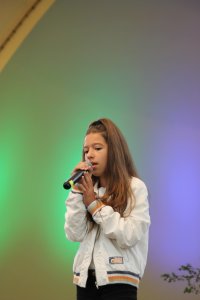 Uczestniczka Festiwalu Piosenki "Nasza Szansa"