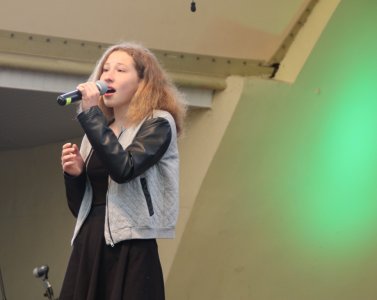 Uczestniczka Festiwalu Piosenki "Nasza Szansa"
