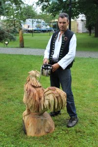 Artur Szołdra wycinający koguta piłą spalinową