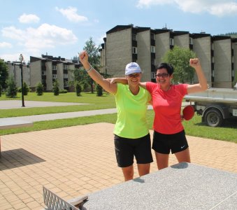 Uczestniczki Turnieju gier i zabaw podczas "Święta Sąsiada"