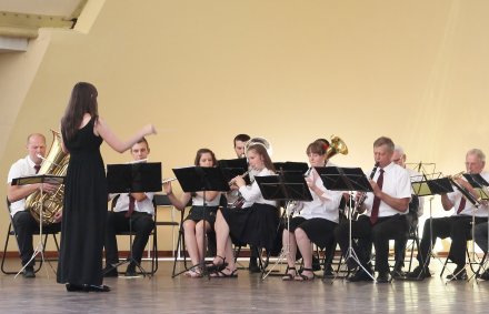 Koncert orkiestry w amfiteatrze