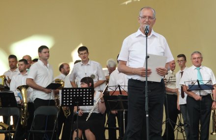 Maciej Oczkowski składa podziękowania za występ