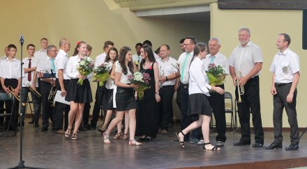 Zakończenie koncertu i wręczanie kwiatów dyrygentom