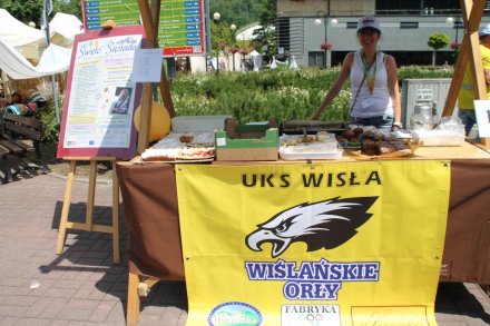 Sekcja piłki nożnej "Wiślańskie Orły" biorąca udział w Jarmarku podczas "Święta Sąsiada"