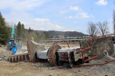 Wyburzanie wieży na basenie