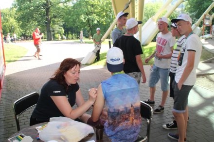 Malowanie flag: polskiej i czeskiej podczas "Święta Sąsiada"