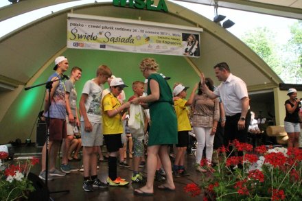 Wręczanie nagród uczestnikom Turnieju gier i zabaw