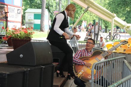 Występ Izy Kapiasovej z zespołem podczas "Święta Sąsiada"