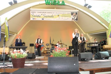 Występ Izy Kapiasovej z zespołem podczas "Święta Sąsiada"