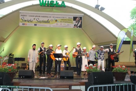 Wspólne zdjęcie Dyrektor Wiślańskiego Centrum Kultury Marii Bujok z zespołem Gypsy Guitars