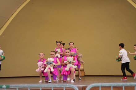 Formacje taneczne pokazujące układy taneczne