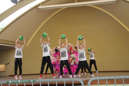 Formacje taneczne pokazujące układy taneczne