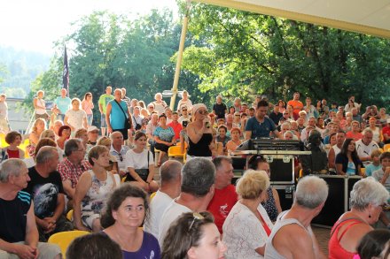 Bożena Mielnik śpiewa wśród publiczności