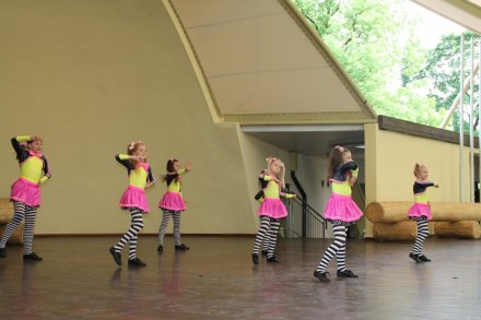 Formacje taneczne pokazujące układy taneczne