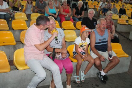 Prowadzący Arkadiusz Wieczorek śpiewa razem z publicznościa