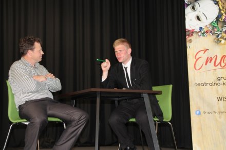 Artyści z Grupy Teatralno-Kabaretowej "Emocja"