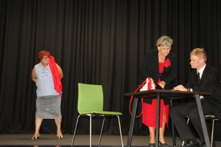 Artyści z Grupy Teatralno-Kabaretowej "Emocja"