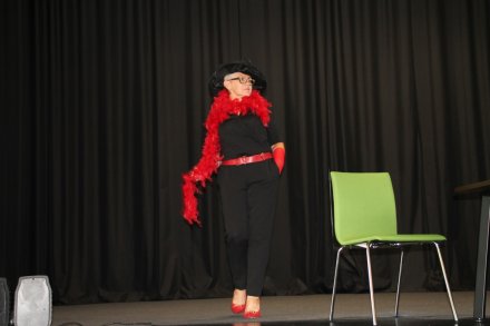 Artystka z Grupy Teatralno-Kabaretowej "Emocja"