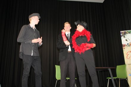 Artyści z Grupy Teatralno-Kabaretowej "Emocja"