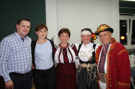 Burmistrz Tomasz Bujok wraz z małżonką i dyrektorem WCK Maria Bujok podczas spotkania z zespołem z Ukrainy