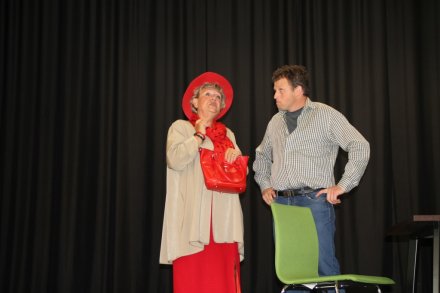 Artyści z Grupy Teatralno-Kabaretowej "Emocja"