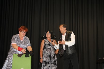 Artyści z Grupy Teatralno-Kabaretowej "Emocja"