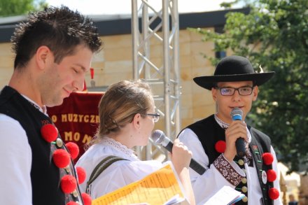 Prowadzący koncert na placu Hoffa w strojach regionalnych