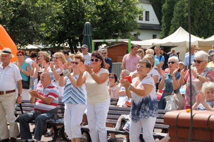 Publiczność na placy Hoffa nagradza występujących brawami