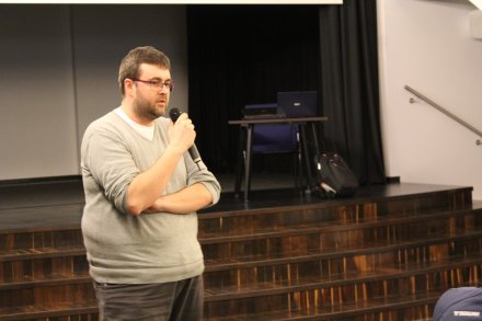 Radny Paweł Brągiel żywo dyskutuje nad wynikami warsztatów