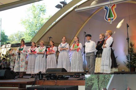 Grupa "Ćwiklice" śpiewa na scenie amfiteatru
