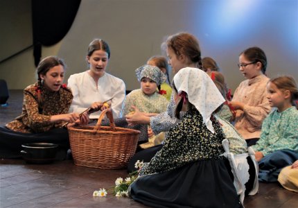 Fragment pierwszego dnia 32. Przeglądu Dziecięcych Zespołów Folklorystycznych