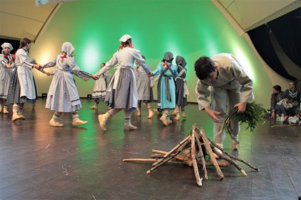 Fragment pierwszego dnia 32. Przeglądu Dziecięcych Zespołów Folklorystycznych