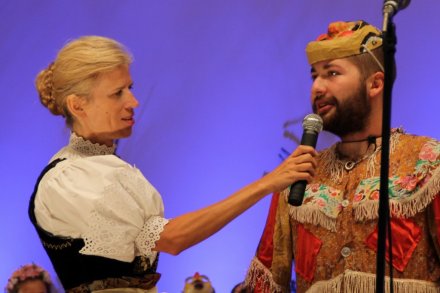 Prowadząca w rozmowie z jednym z wykonawców