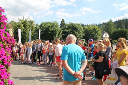 Koloniści oglądajacy występ grupy tanecznej "Jump" z Wisły
