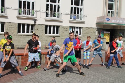 Występ kolonistów w układzie tanecznym